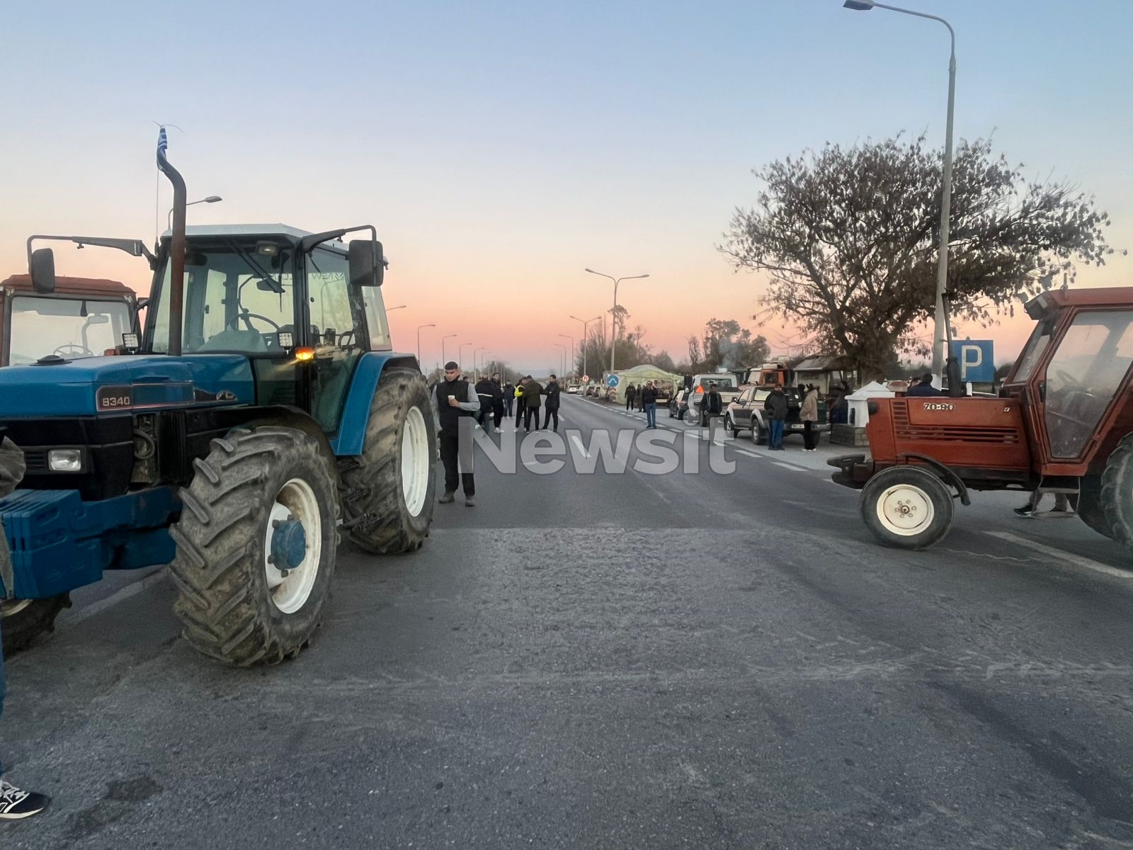 Παραταγμένα τρακτέρ στην εθνική Θεσσαλονίκης - Έδεσσας