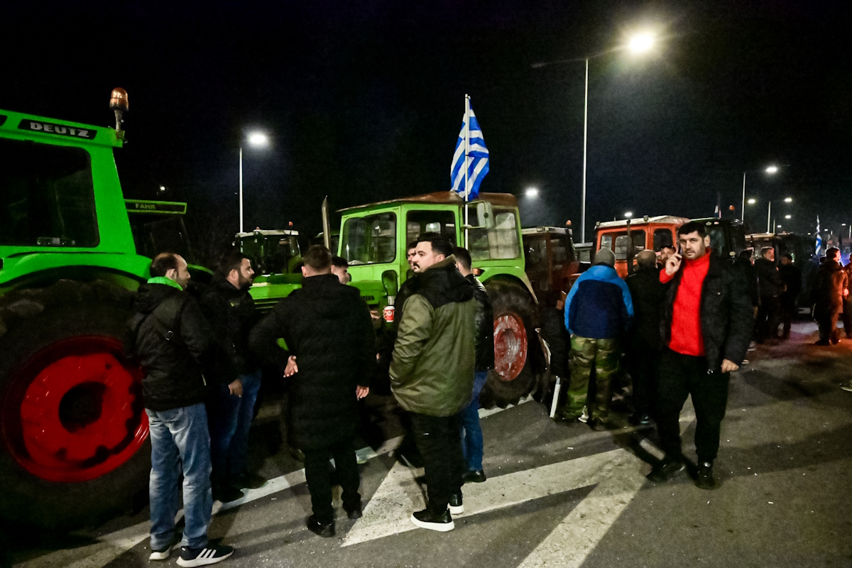Μπλόκο αγροτών με τρακτέρ και αγροτικά μηχανήματα στον κόμβο της Εθνικής Οδού στη Νίκαια Λάρισας