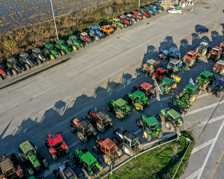 «Βραχυκύκλωμα» από τα μπλόκα των αγροτών δέκα μέρες πριν τα Χριστούγεννα: Τα αιτήματα και οι κοινωνικές αντιδράσεις
