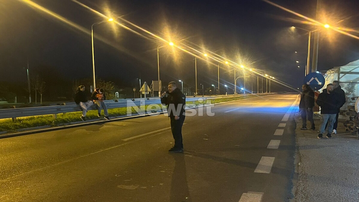 Τραγουδιστής στη μέση του κλειστού δρόμου από τους αγρότες στην εθνική Θεσσαλονίκης - Έδεσσας