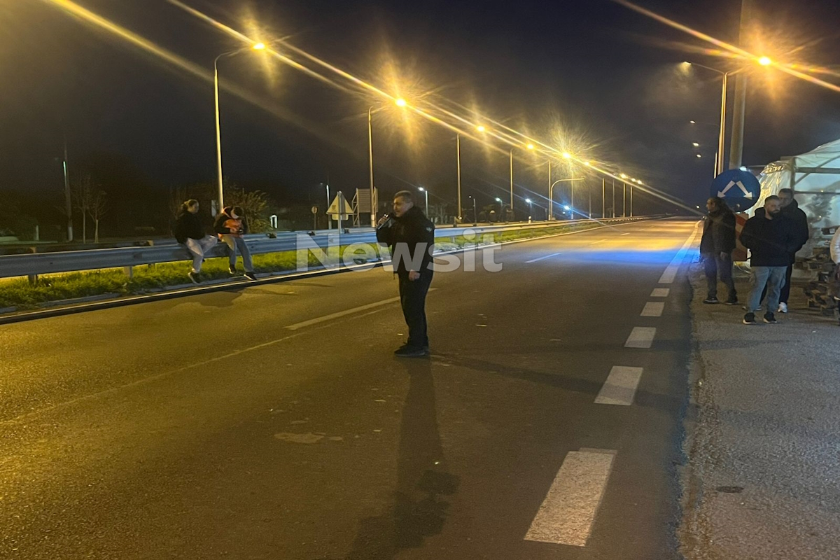 Τραγουδιστής στη μέση του κλειστού δρόμου από τους αγρότες στην εθνική Θεσσαλονίκης - Έδεσσας