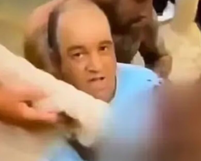 Σίδνεϊ: Σχεδόν 1 εκατ. δολάρια σε δωρεές για τον 43χρονο ήρωα της πολύνεκρης επίθεσης – Καρέ καρέ πώς κατάφερε να αφοπλίσει τον δράστη