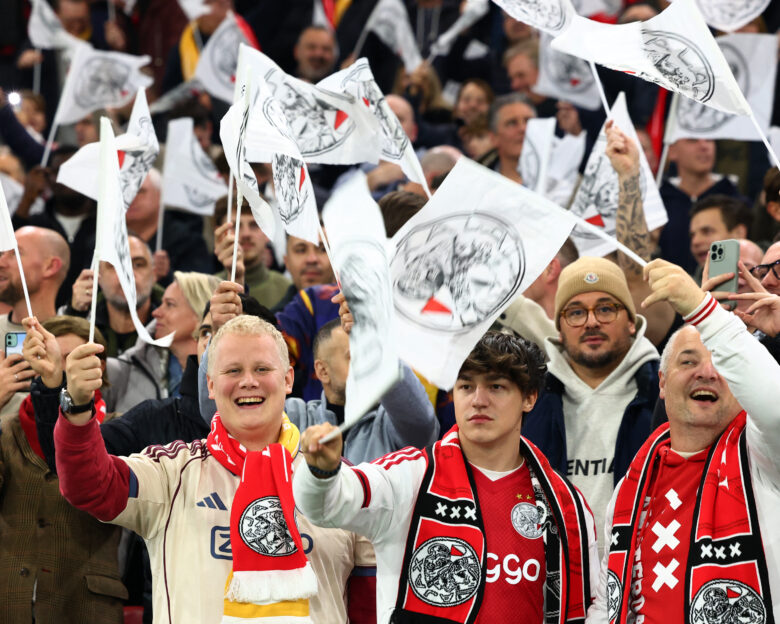 Ο Άγιαξ κλείνει μόνος του την κερκίδα των οργανωμένων οπαδών μετά τη διακοπή του αγώνα με την Γκρόνινγκεν