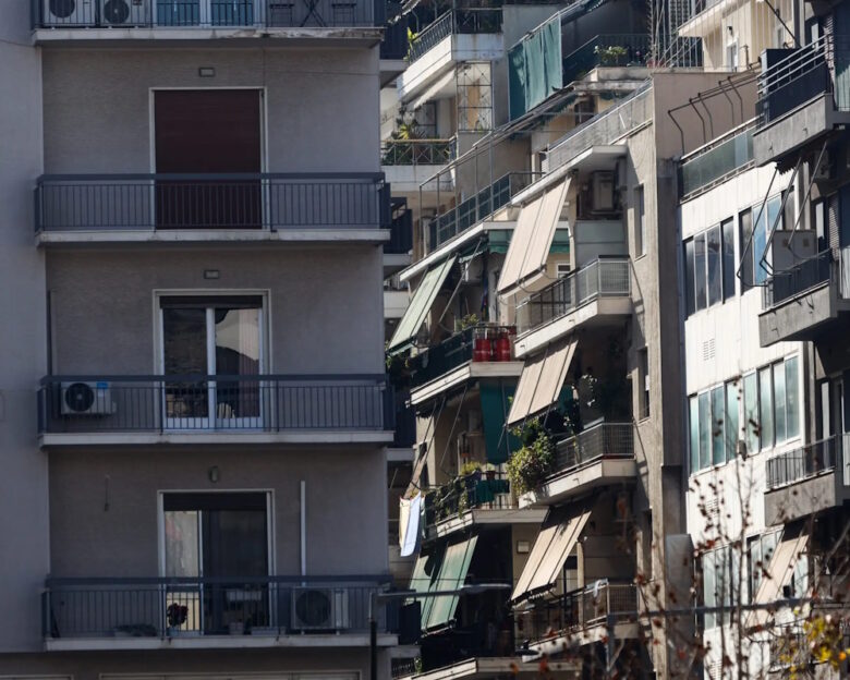 Πανάκριβα σπίτια και άδεια πορτοφόλια: Οι Έλληνες ανάμεσα στις «μυλόπετρες» των στεγαστικών δαπανών και των χαμηλών μισθών