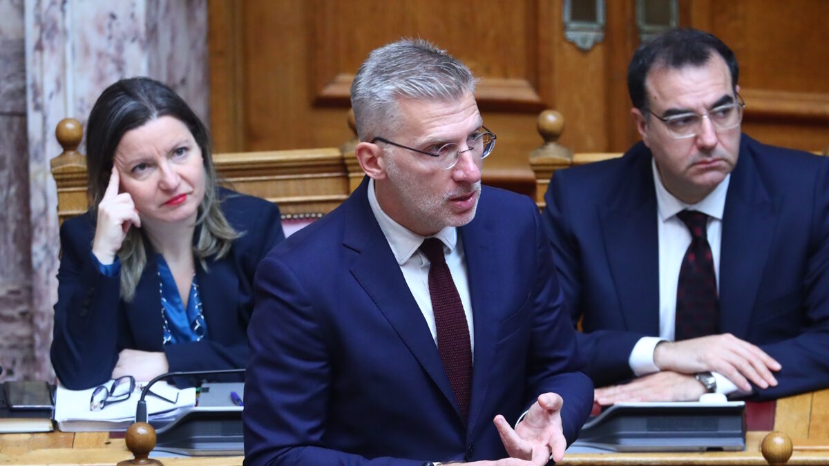 Ο υπουργός Επικρατείας, Άκης Σκέρτσος στα υπουργικά έδρανα της Βουλής