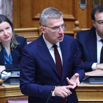 Ο υπουργός Επικρατείας, Άκης Σκέρτσος στα υπουργικά έδρανα της Βουλής