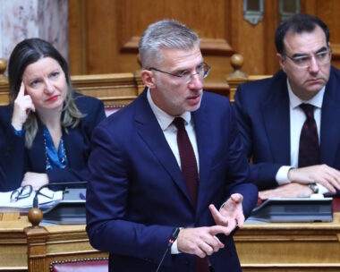 Ο υπουργός Επικρατείας, Άκης Σκέρτσος στα υπουργικά έδρανα της Βουλής