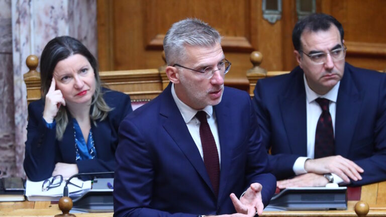 Ο υπουργός Επικρατείας, Άκης Σκέρτσος στα υπουργικά έδρανα της Βουλής