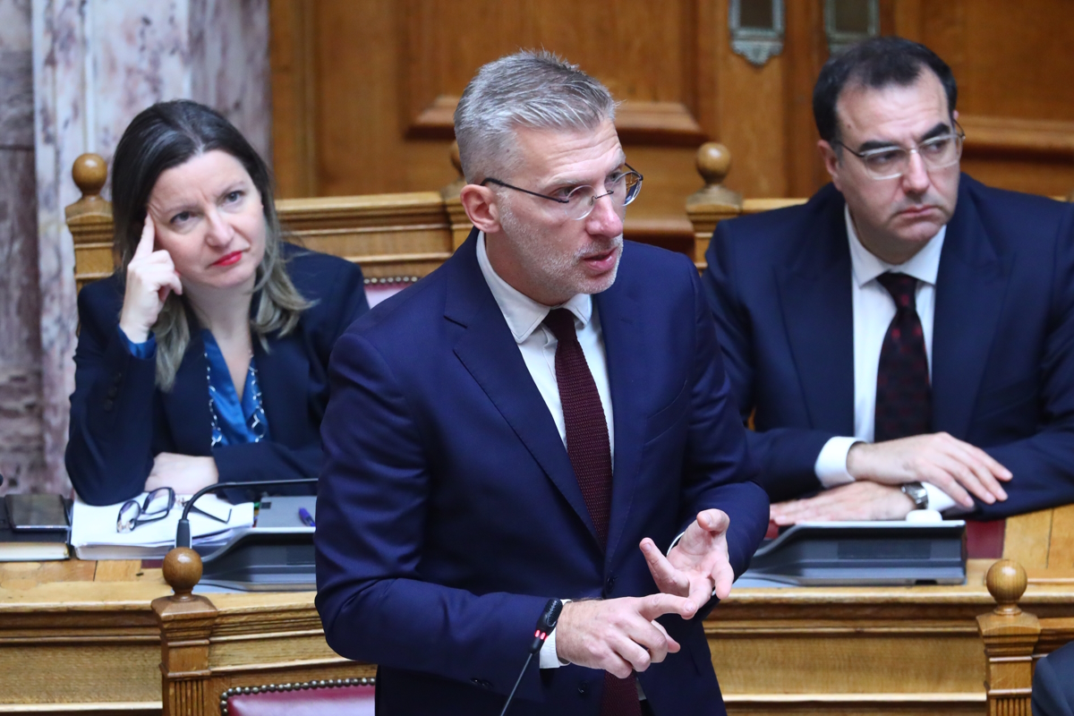 Ο υπουργός Επικρατείας, Άκης Σκέρτσος στα υπουργικά έδρανα της Βουλής