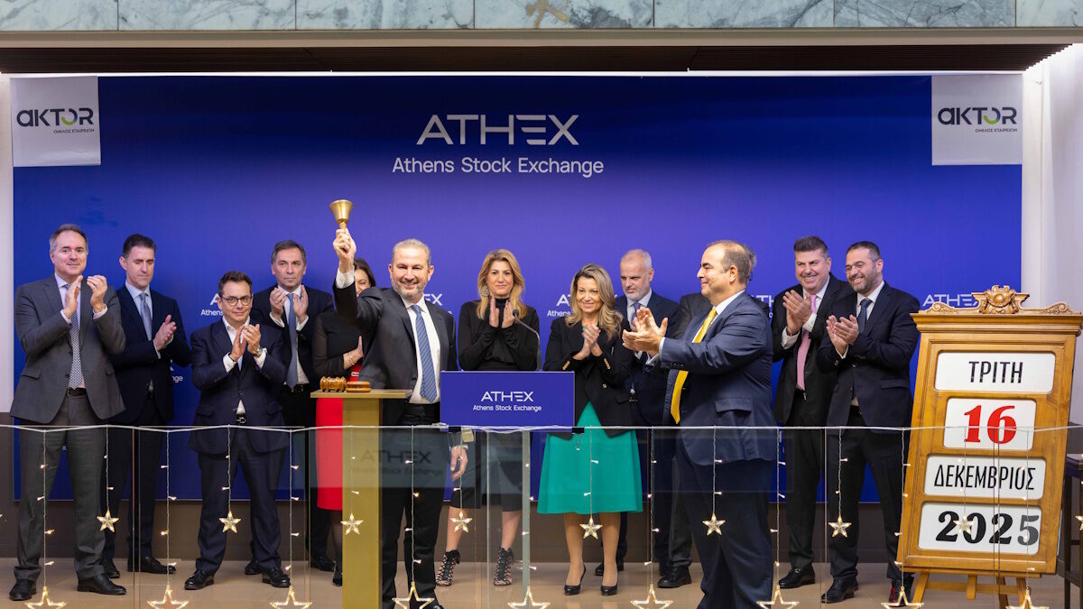 Ο Πρόεδρος και Διευθύνων Σύμβουλος του Ομίλου AKTOR, Αλέξανδρος Εξάρχου χτυπά το παραδοσιακό καμπανάκι για την έναρξη της χρηματιστηριακής συνεδρίασης