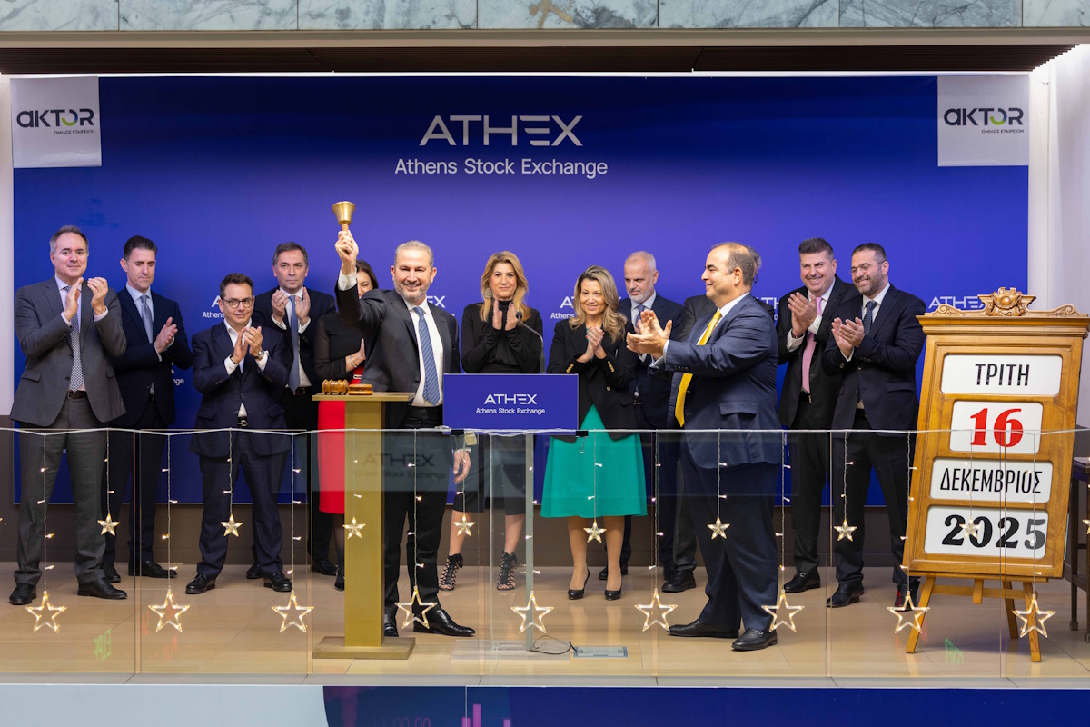 Ο Πρόεδρος και Διευθύνων Σύμβουλος του Ομίλου AKTOR, Αλέξανδρος Εξάρχου χτυπά το παραδοσιακό καμπανάκι για την έναρξη της χρηματιστηριακής συνεδρίασης