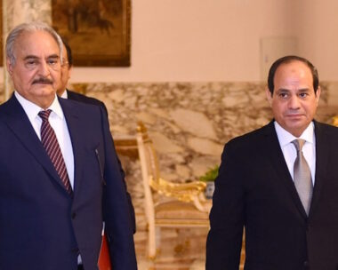 Ο Αιγύπτιος Πρόεδρος, Abdel Fattah al-Sisi (δεξιά) με τον διοικητή του Λιβυκού Εθνικού Στρατού (LNA), Khalifa Haftar