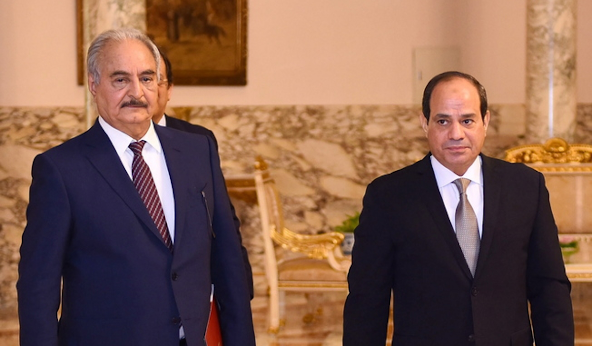 Ο Αιγύπτιος Πρόεδρος, Abdel Fattah al-Sisi (δεξιά) με τον διοικητή του Λιβυκού Εθνικού Στρατού (LNA), Khalifa Haftar