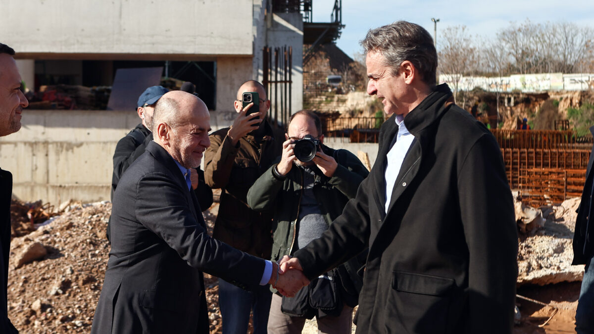 Επίσκεψη του Πρωθυπουργού Κυριάκου Μητσοτάκη, συνοδευόμενου από τον δήμαρχο Αθηναίων, Χάρη Δούκα και του μεγαλομετόχου της ΠΑΕ Παναθηναϊκός, Γιάννη Αλαφούζου στο έργο του νέου γηπέδου του Παναθηναϊκού στον Βοτανικό, Τρίτη 30 Δεκεμβρίου 2025. Η επίσκεψη είχε εθιμοτυπικό χαρακτήρα και σχετίζεται με την πρόοδο του έργου. Στην επίσκεψη συμμετείχαν επίσης ο πρόεδρος, Λεωνίδας Μπουτσικάρης, αλλά και ο Γιάννης Παναγιωτίδης, επιμελητής του έργου