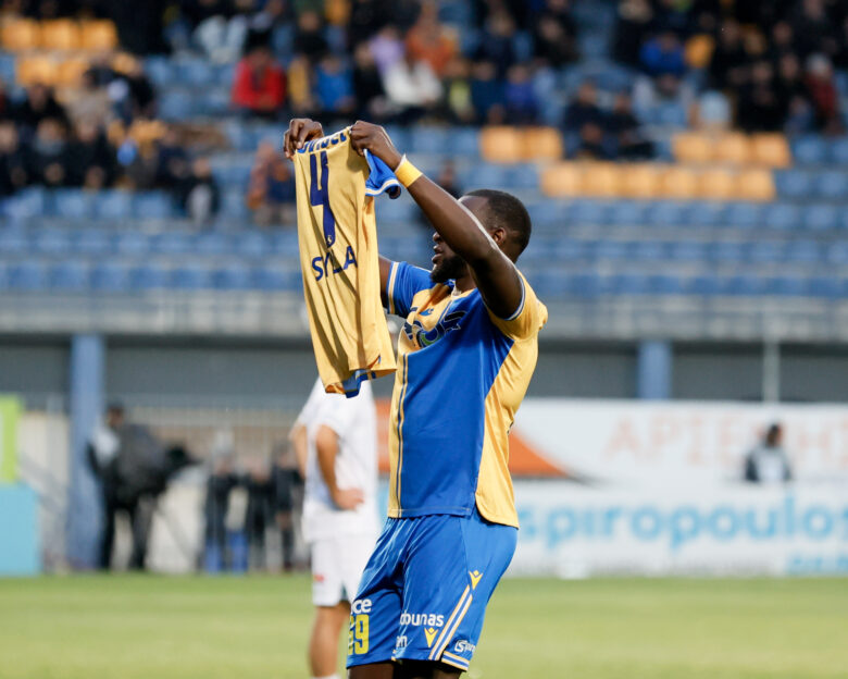 Αστέρας Τρίπολης – Λεβαδειακός: O Αλάγκμπε αφιέρωσε το γκολ του στον Σιλά, υψώνοντας τη φανέλα του συμπαίκτη του στους Αρκάδες