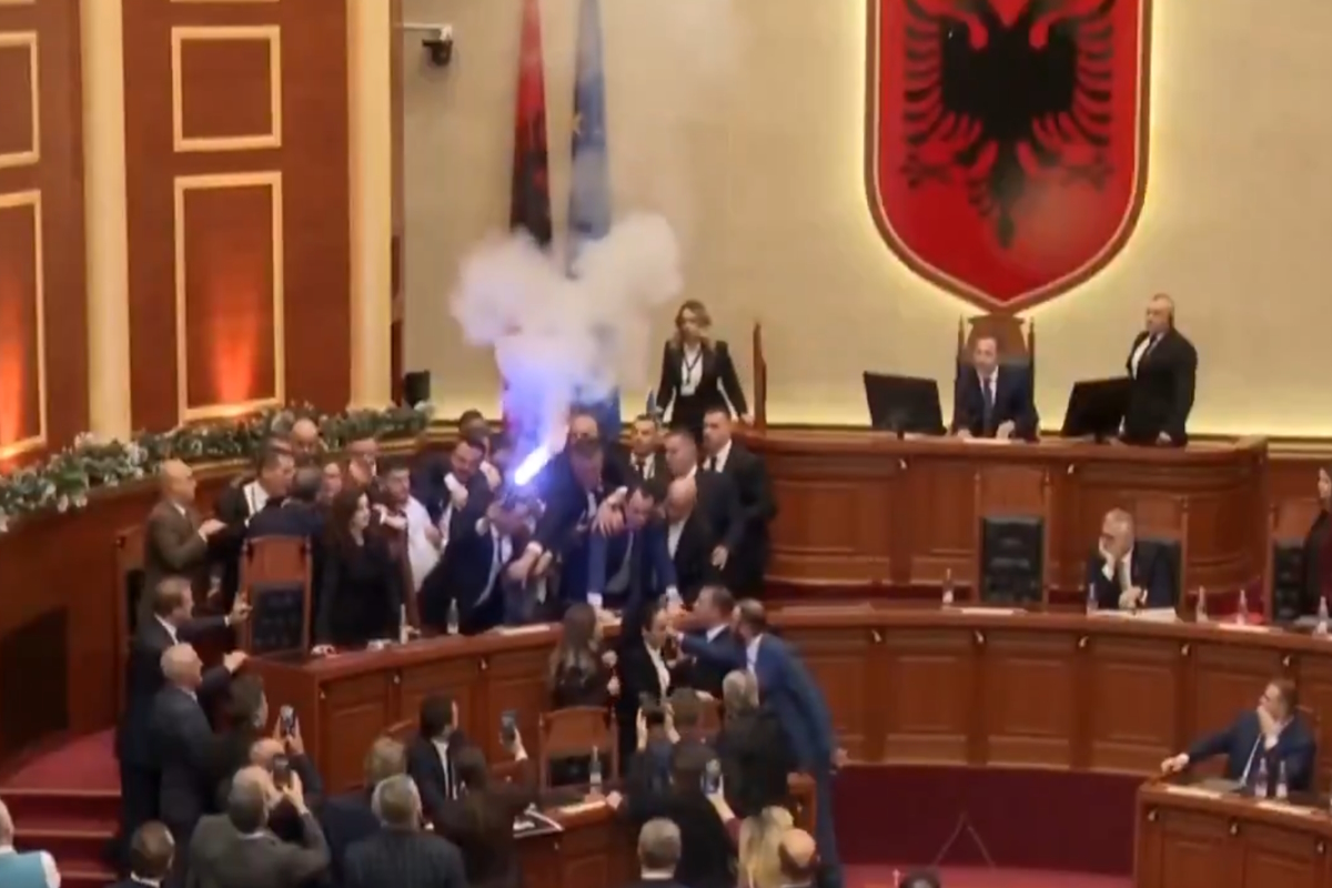 &Alpha;&lambda;&beta;&alpha;&nu;ί&alpha;: &Chi;ά&omicron;&sigmaf; &mu;έ&sigma;&alpha; &sigma;&tau;&omicron; &kappa;&omicron;&iota;&nu;&omicron;&beta;&omicron;ύ&lambda;&iota;&omicron; &ndash; &Beta;&omicron;&upsilon;&lambda;&epsilon;&upsilon;&tau;έ&sigmaf; &tau;&eta;&sigmaf; &alpha;&nu;&tau;&iota;&pi;&omicron;&lambda;ί&tau;&epsilon;&upsilon;&sigma;&eta;&sigmaf; ά&nu;&alpha;&psi;&alpha;&nu; &phi;&omega;&tau;&omicron;&beta;&omicron;&lambda;ί&delta;&epsilon;&sigmaf; έ&pi;&epsilon;&iota;&tau;&alpha; &alpha;&pi;ό &epsilon;&beta;&delta;&omicron;&mu;ά&delta;&epsilon;&sigmaf; &pi;&omicron;&lambda;&iota;&tau;&iota;&kappa;ώ&nu; &epsilon;&nu;&tau;ά&sigma;&epsilon;&omega;&nu;