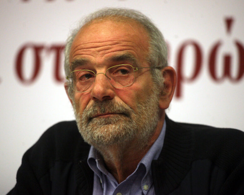 Καταπέλτης ο Αλέκος Αλαβάνος για τον Αλέξη Τσίπρα: «Έπρεπε να γονατίσει και να ζητήσει συγγνώμη από τους Έλληνες»