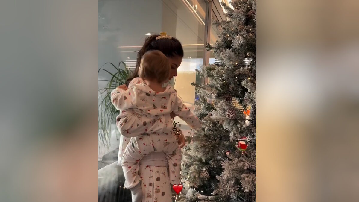 Η Αλεξάνδρα Νίκα στόλισε το χριστουγεννιάτικο δέντρο αγκαλιά με τον γιο της – Δείτε βίντεο