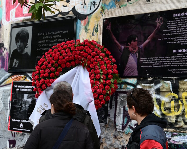 Αλέξης Γρηγορόπουλος: Πορεία μνήμης στο κέντρο της Αθήνας – Αφήνουν λουλούδια στο σημείο όπου δολοφονήθηκε