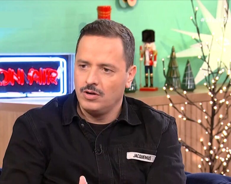 Αλέξανδρος Τσουβέλας για τον ιερέα πατέρα του: «Έλεγε να μην τρώμε έξω κρέας τη Μεγάλη Παρασκευή και τον ξεφτιλίζουμε»