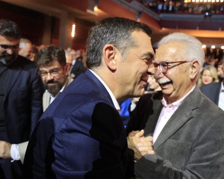 Αλέξης Τσίπρας: Πανηγυρική η άφιξή του στο Παλλάς για την παρουσίαση του βιβλίου του «Ιθάκη» – Φώναζαν «να τος ο πρωθυπουργός»