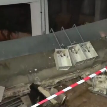 Κακοκαιρία: Εικόνες καταστροφής στον Άλιμο – Διαλύθηκε πρόσοψη πολυκατοικίας και άνδρας ανέβηκε στον «ουρανό» αυτοκινήτου