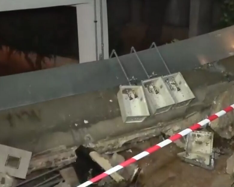 Κακοκαιρία: Εικόνες καταστροφής στον Άλιμο – Διαλύθηκε πρόσοψη πολυκατοικίας και άνδρας ανέβηκε στον «ουρανό» αυτοκινήτου