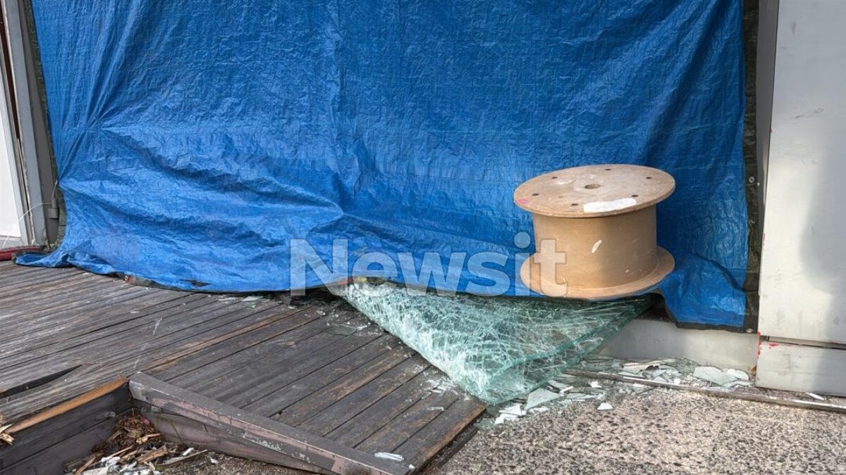 Άλιμος: Αυτοκίνητο καρφώθηκε σε κατάστημα – Τραυματίστηκε υπάλληλος