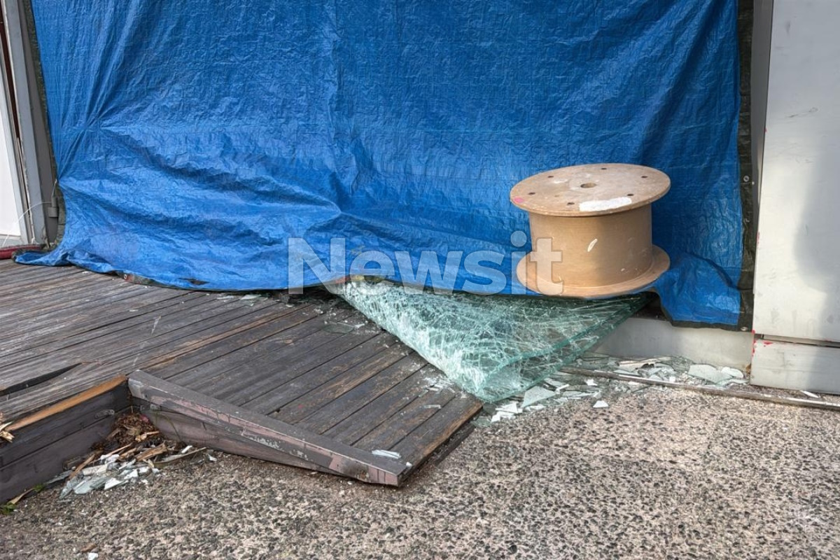 Άλιμος: Αυτοκίνητο καρφώθηκε σε κατάστημα – Τραυματίστηκε υπάλληλος