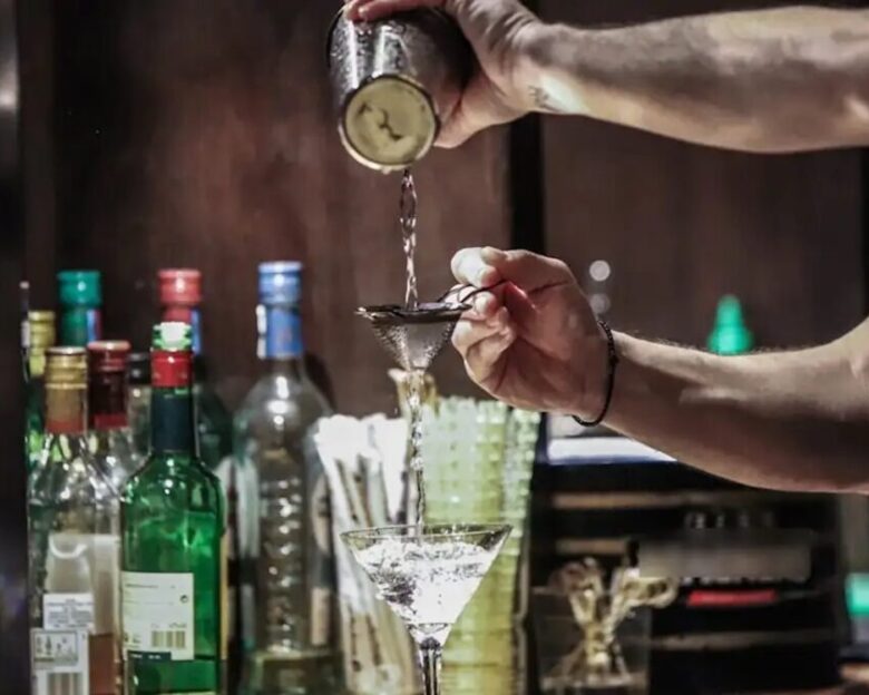 Έφοδος της ΕΛΑΣ σε νυχτερινά κέντρα στην Αθήνα που πωλούσαν αλκοόλ σε 7 ανήλικους – Συνελήφθησαν 2 υπεύθυνοι