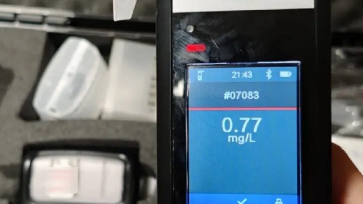 ΕΛΑΣ: Οδηγός εγκατέλειψε το όχημά του σε στάση λεωφορείου για να αποφύγει αλκοτέστ