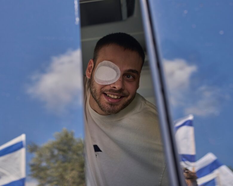 Ο όμηρος της Χαμάς Αλόν Άαχελ περιγράφει τα όσα βίωσε: «Με ξερίζωσαν από την πραγματικότητα και με έβαλαν στην κόλαση»