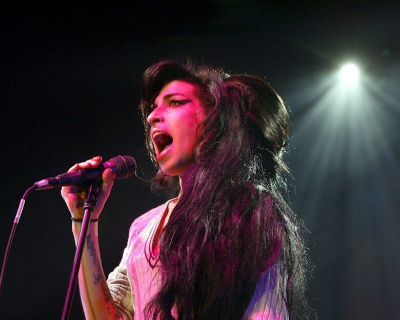 Amy Winehouse: Σε δίκη ο πατέρας της με δύο φίλες της που πούλησαν τα φορέματά της για πάνω από 800.000 ευρώ