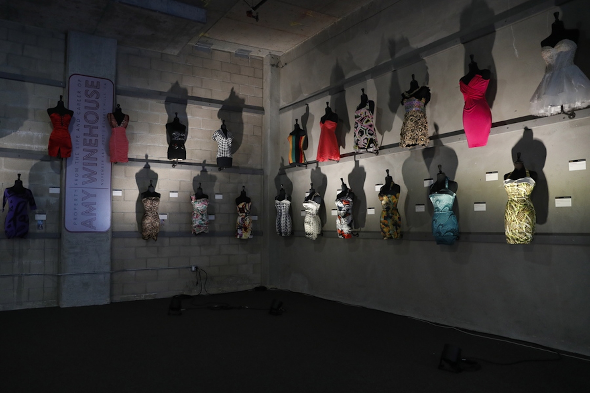 Φορέματα που φορούσε η βρετανίδα τραγουδίστρια Amy Winehouse εκτίθενται κατά τη διάρκεια μιας προεπισκόπησης δημοπρασίας με τίτλο «Property From The Life and Career of Amy Winehouse» (Αντικείμενα από τη ζωή και την καριέρα της Amy Winehouse) στο Julien's Auctions Beverly Hills 