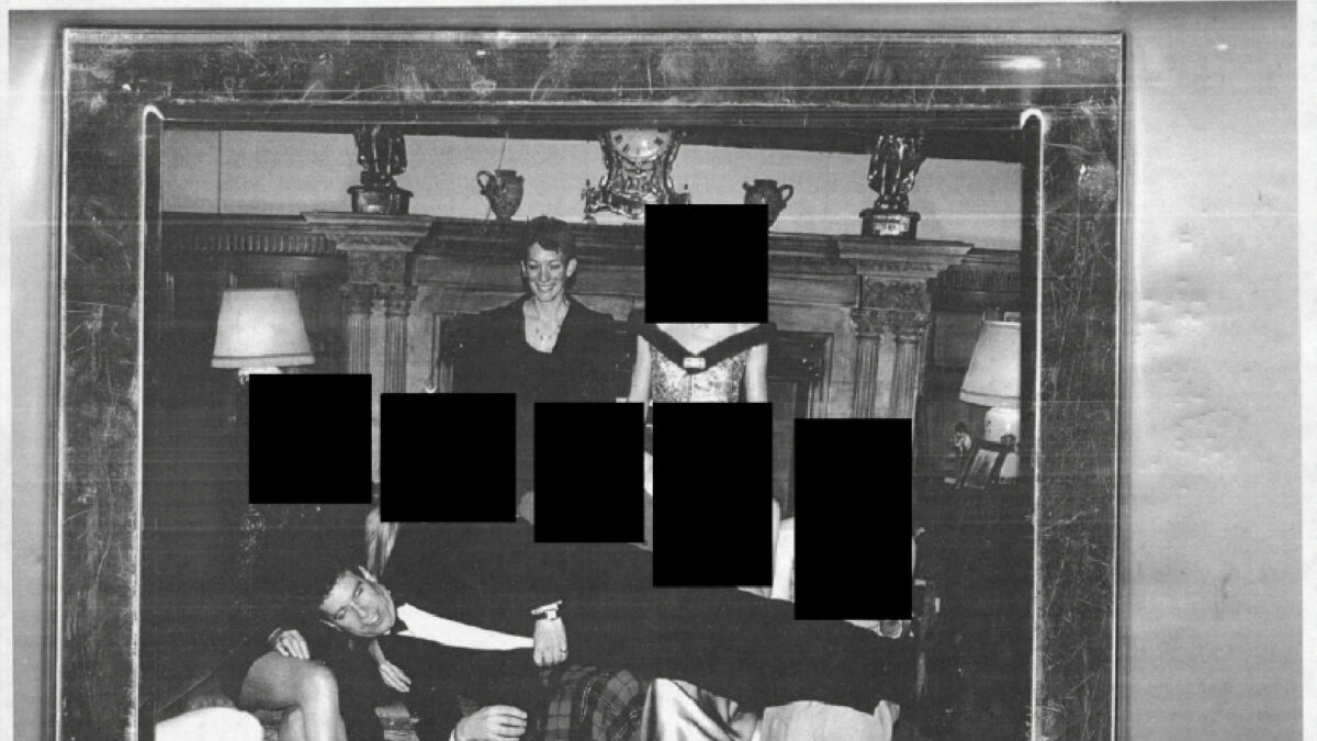 Η επίμαχη φωτογραφία με την Ghislaine Maxwell και τον Andrew Mountbatten-Windsor