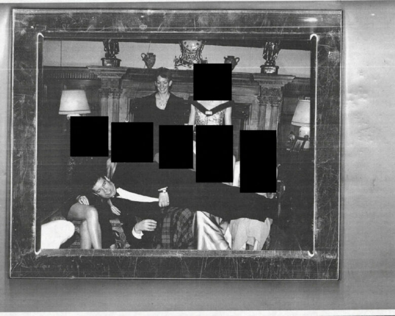 Η επίμαχη φωτογραφία με την Ghislaine Maxwell και τον Andrew Mountbatten-Windsor