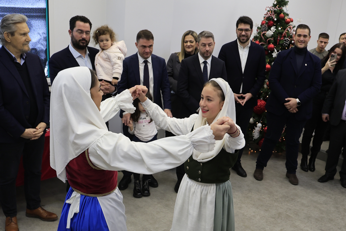 Kάλαντα της Πρωτοχρονιάς στον Πρόεδρο του ΠΑΣΟΚ-Κινήματος Αλλαγής, Νίκο Ανδρουλάκη, από την αδελφότητα Κεφαλληνίων και Ιθακησίων Πειραιά