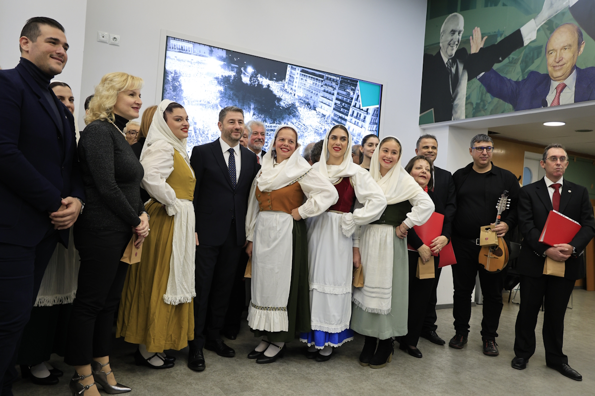 Kάλαντα της Πρωτοχρονιάς στον Πρόεδρο του ΠΑΣΟΚ-Κινήματος Αλλαγής, Νίκο Ανδρουλάκη, από την αδελφότητα Κεφαλληνίων και Ιθακησίων Πειραιά