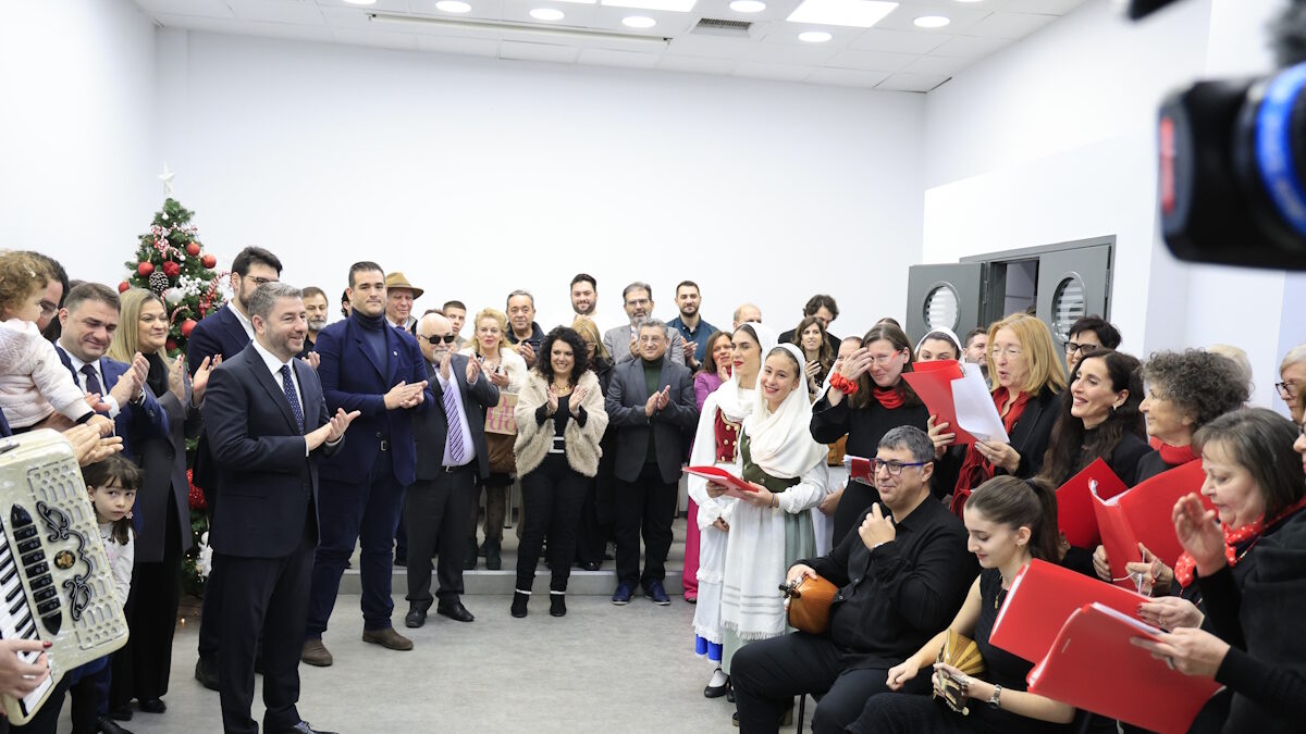 Kάλαντα της Πρωτοχρονιάς στον Πρόεδρο του ΠΑΣΟΚ-Κινήματος Αλλαγής, Νίκο Ανδρουλάκη, από την αδελφότητα Κεφαλληνίων και Ιθακησίων Πειραιά