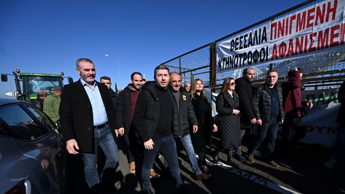 Ο Νίκος Ανδρουλάκης στα μπλόκα των αγροτών στη Θεσσαλία