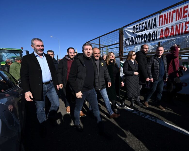 Ο Νίκος Ανδρουλάκης στα μπλόκα των αγροτών σε Καρδίτσα και Τρίκαλα: Ο πρωτογενής τομέας πληρώνει τη διαφθορά της κυβέρνησης