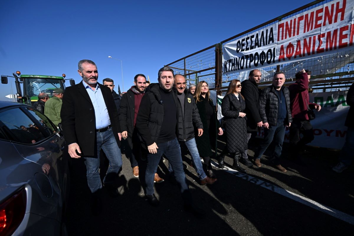 Ο Νίκος Ανδρουλάκης στα μπλόκα των αγροτών στη Θεσσαλία