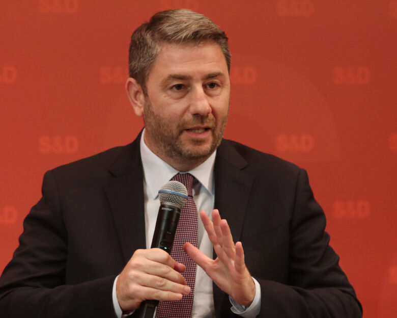 ΠΑΣΟΚ εναντίον κυβέρνησης για ακρίβεια και μπλόκα αγροτών: Επίθεση φιλίας στην αντιπολίτευση