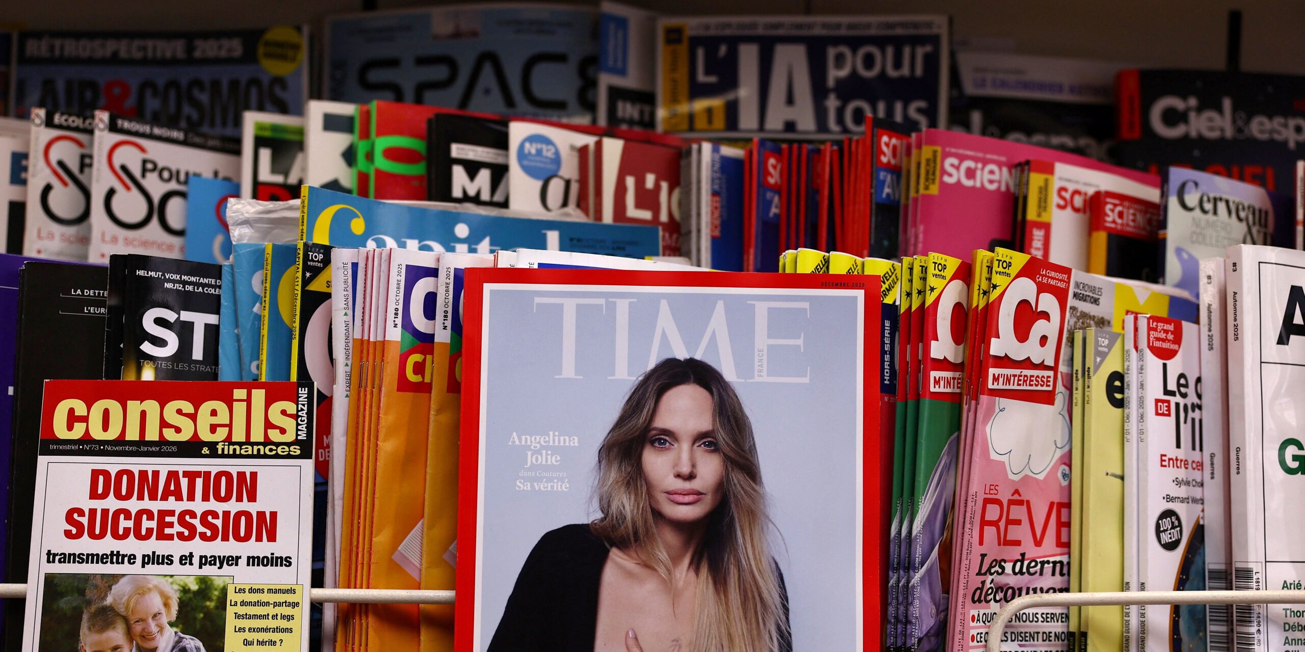 H Η Αντζελίνα Τζολί αποκαλύπτει την ουλή από τη μαστεκτομή ποζάροντας στο εξώφυλλο του Time