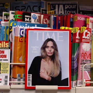 H Η Αντζελίνα Τζολί αποκαλύπτει την ουλή από τη μαστεκτομή ποζάροντας στο εξώφυλλο του Time