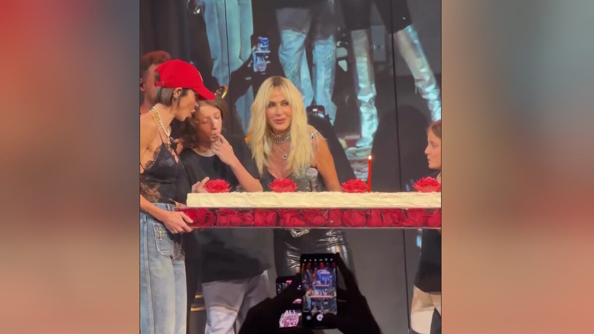 Η Άννα Βίσση γιόρτασε τα γενέθλια της στην πίστα: Η έκπληξη της Σοφίας Καρβέλα και το τρυφερό φιλί τους