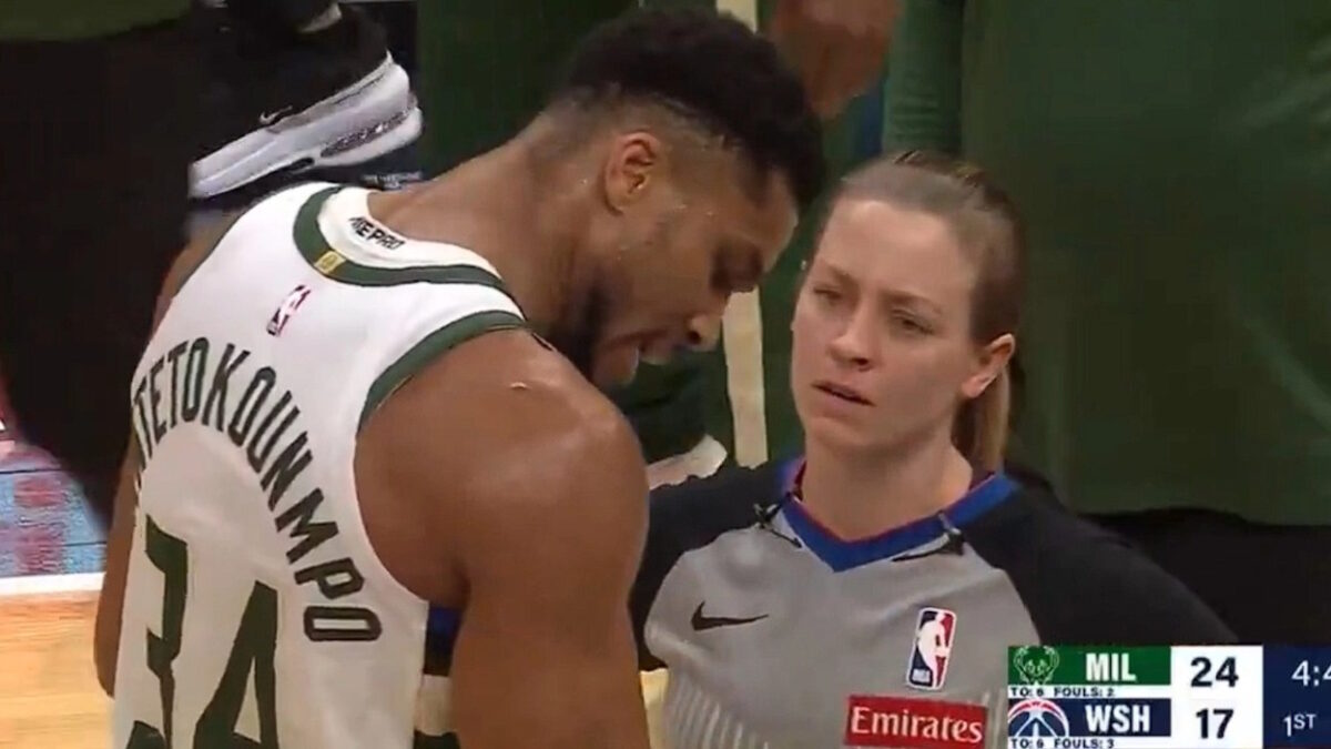 Ο Γιάννης Αντετοκούνμπο έδειχνε τις πληγές του και παρακαλούσε τους διαιτητές για ένα φάουλ