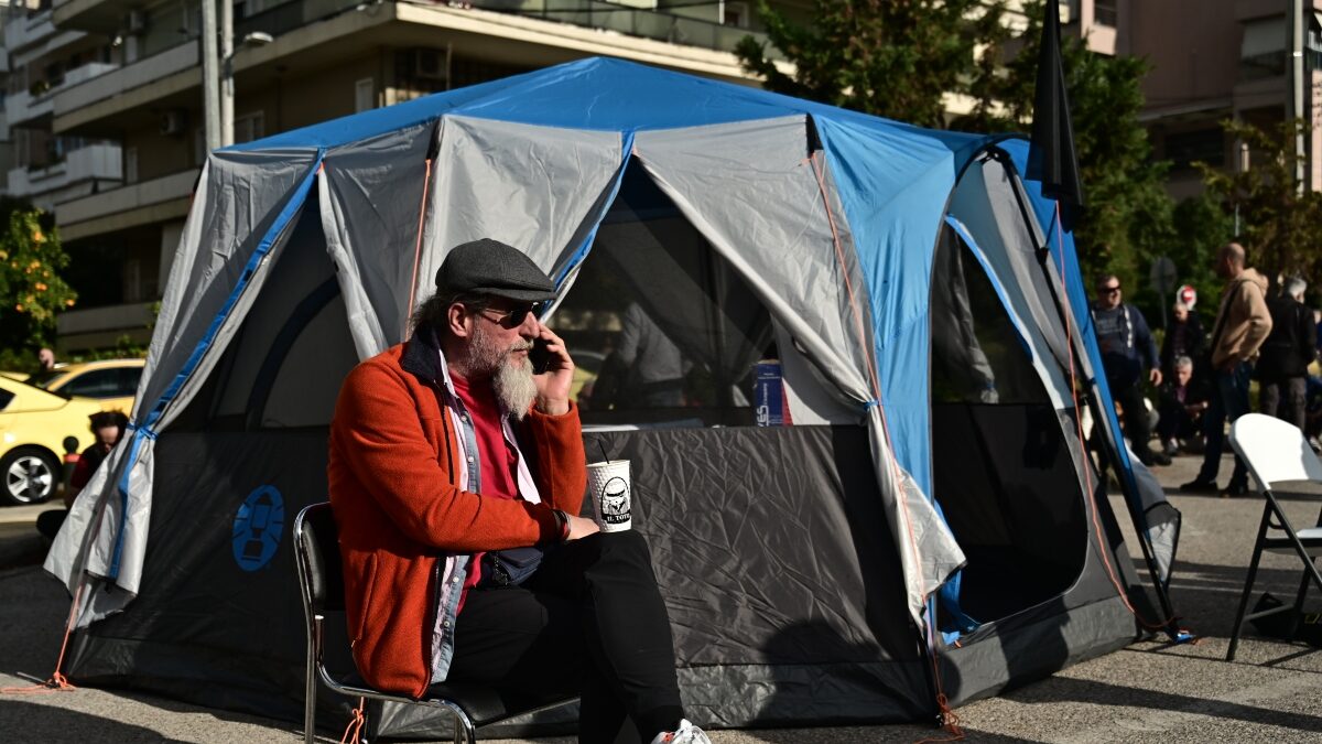 Άνδρας μιλάει στο τηλέφωνο