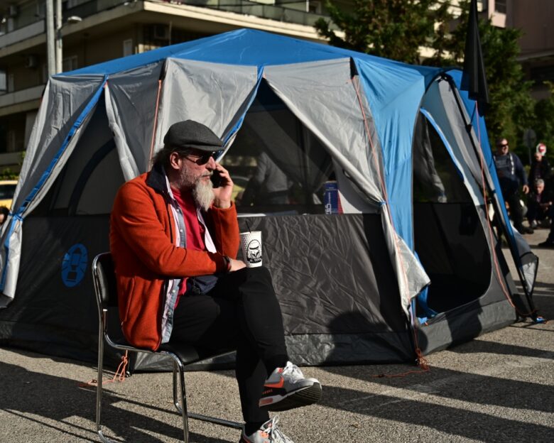 Απεργία ταξί: Στο υπουργείο Μεταφορών οι οδηγοί με καπνογόνα και αντίσκηνα