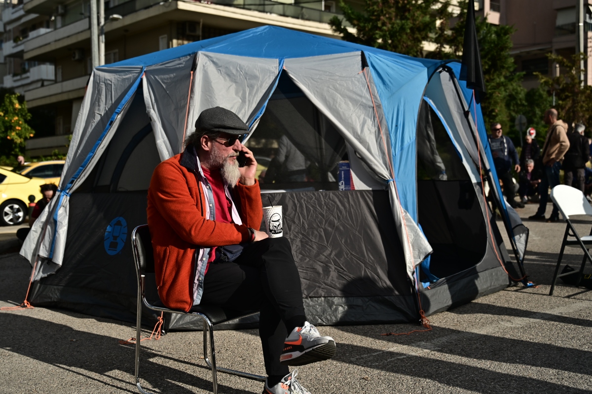 Άνδρας μιλάει στο τηλέφωνο